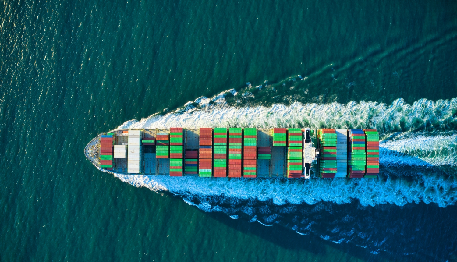 kravas kuģis jūrā