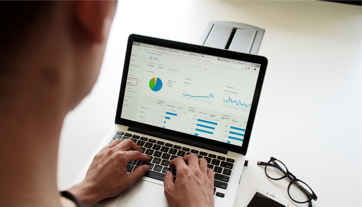 jauns vīrietis skatās portatīvā datora ekrānā