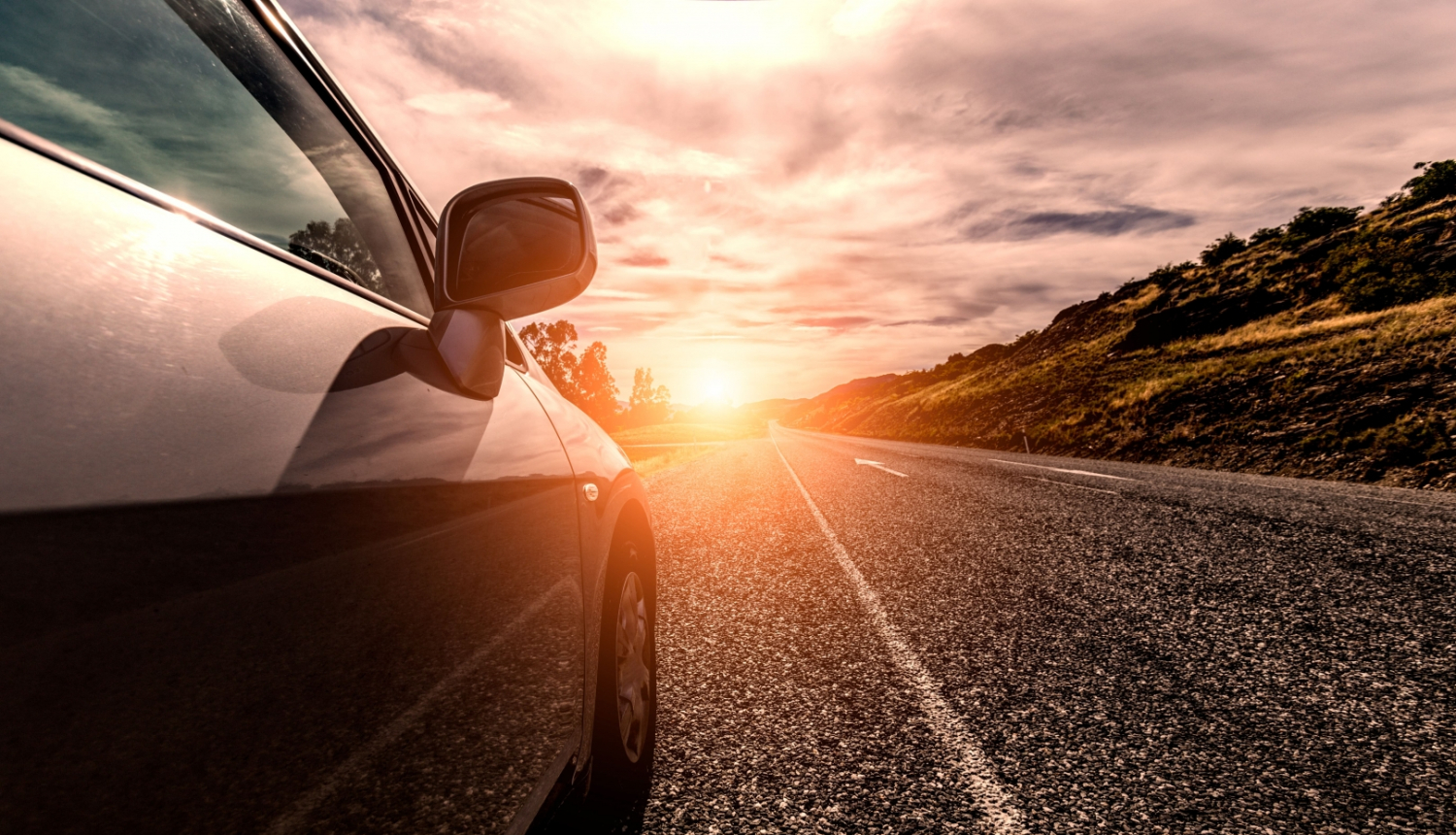 automašīna saulrietā