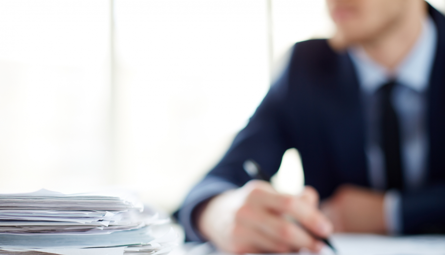 dokumentu kaudze ar vīrieti fonā