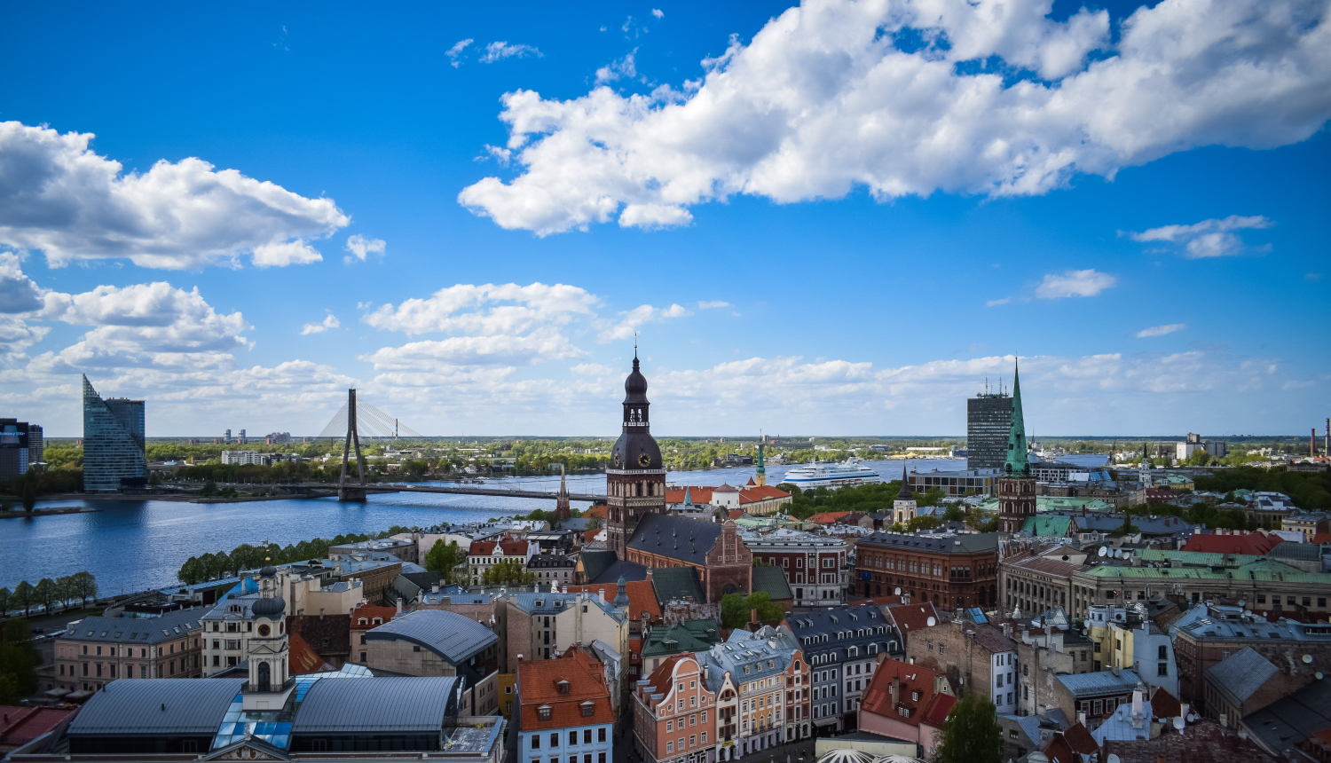 skats uz Vecrīgu skaidrā vasaras dienā