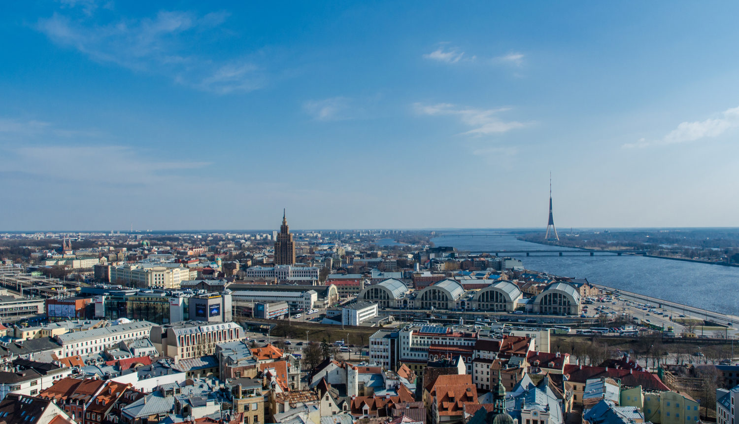 skats saulainā dienā uz Rīgas Centru un Maskavas forštati