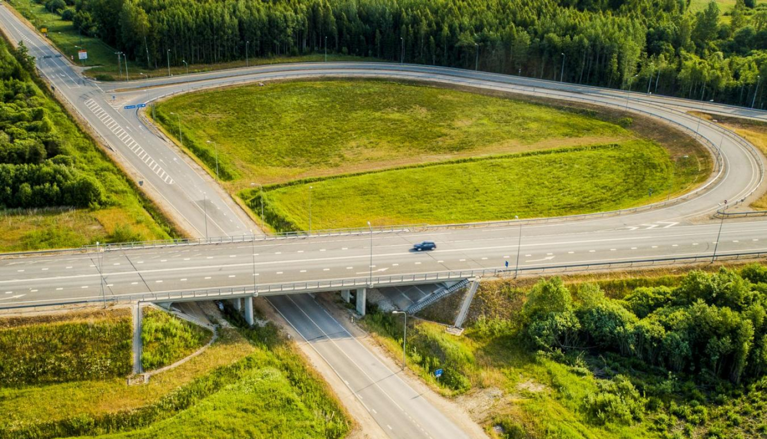 Atjaunots ceļa posms - krustojums divos līmeņos un lokveida uzbrauktuvi uz tā