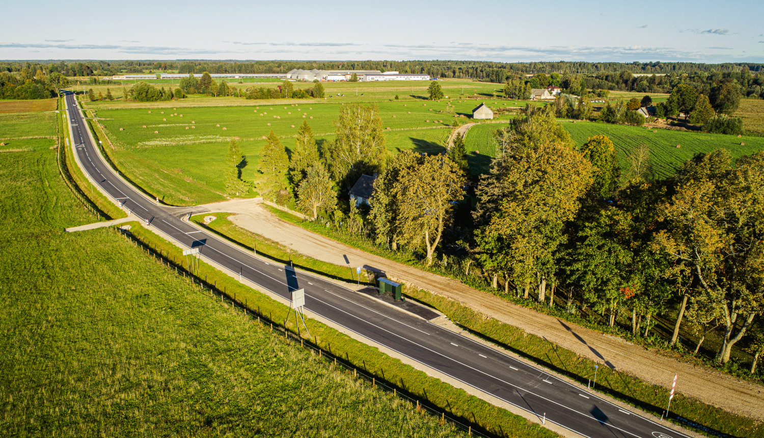 skats uz ceļu no putna lidojuma