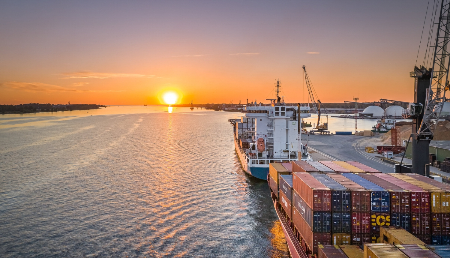 Rīgas brīvosta saulrietā