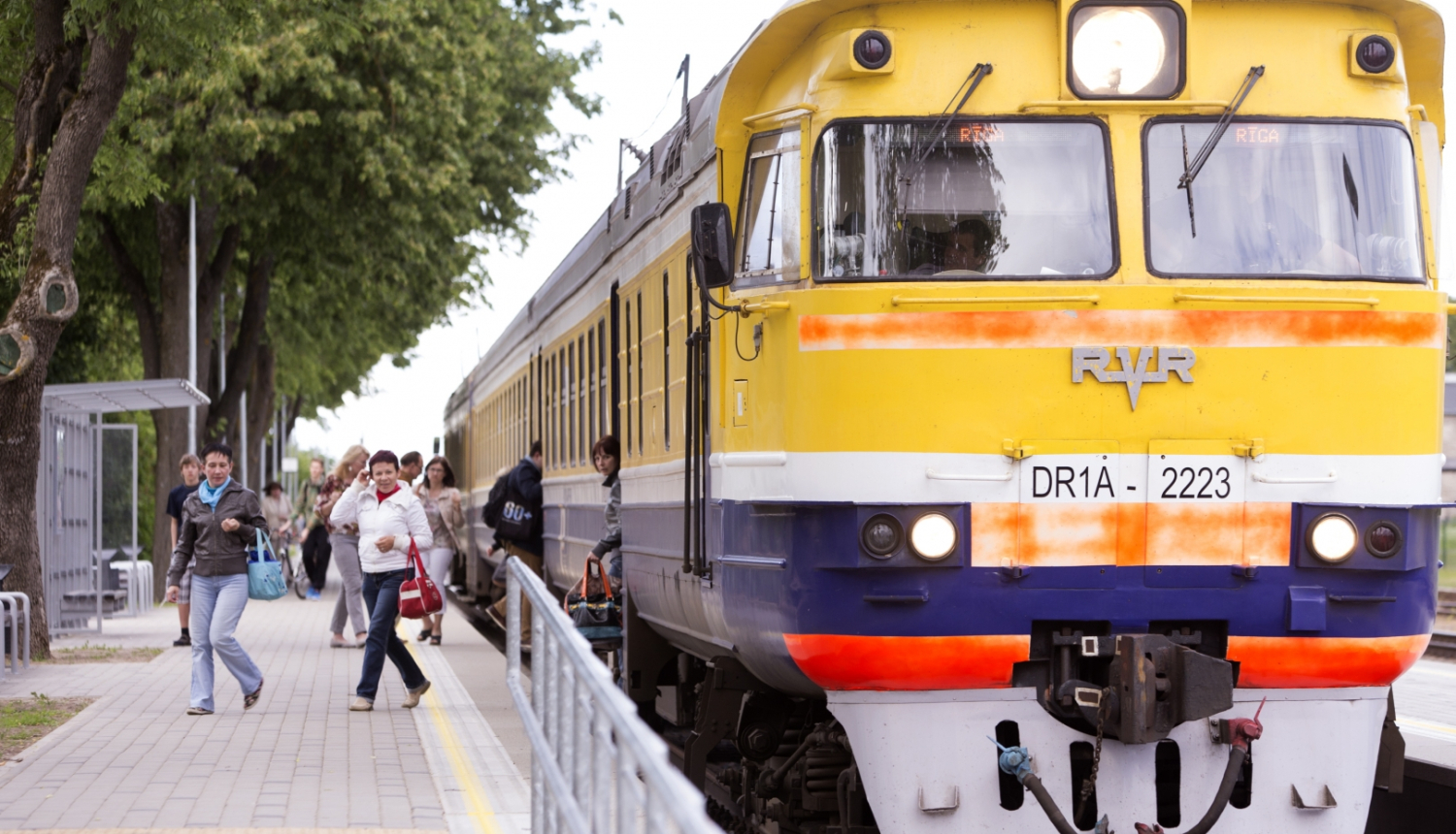 vilciens dzelzceļa pieturā