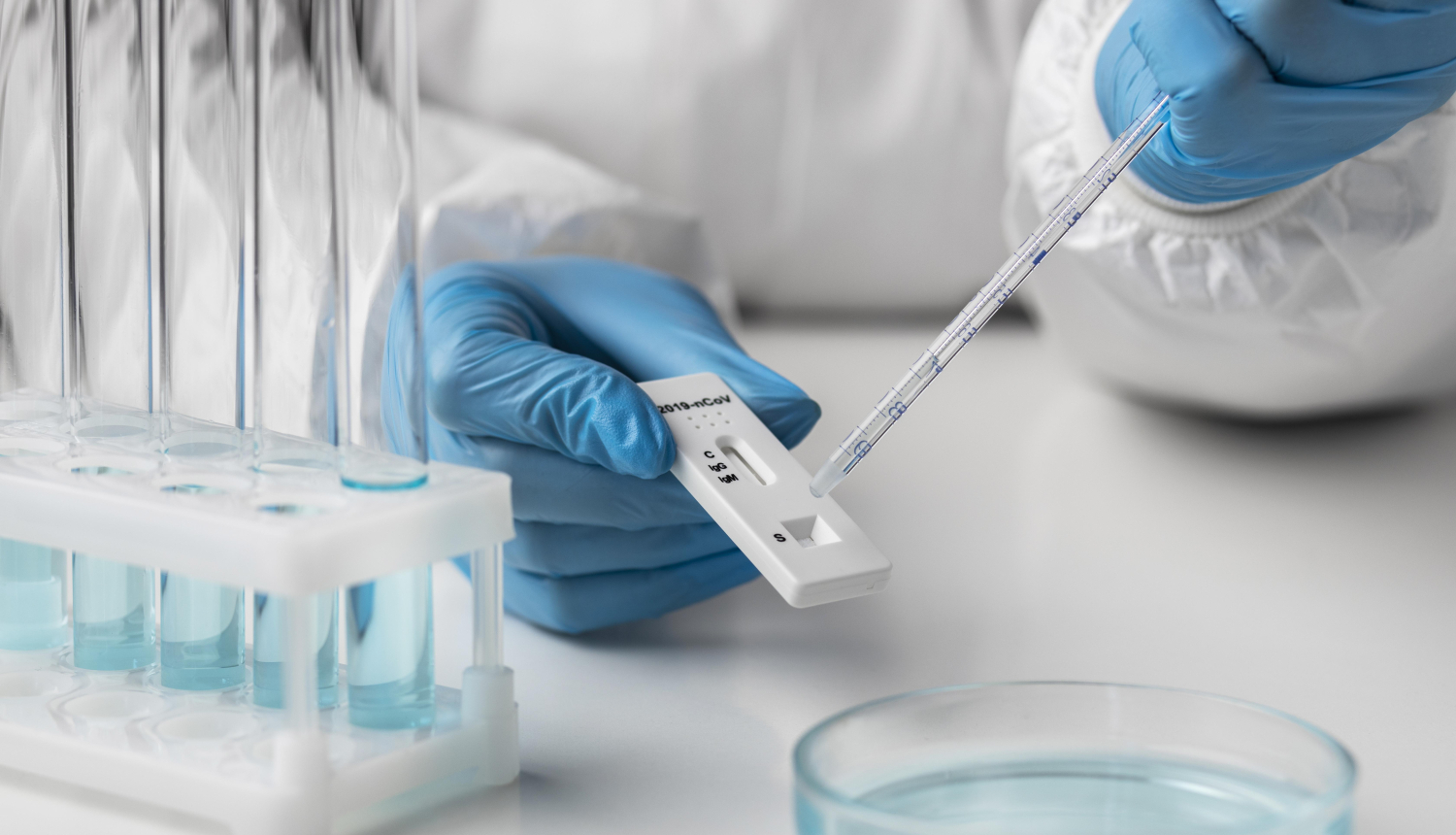 ilustrācija covid 19 testa veikšanai