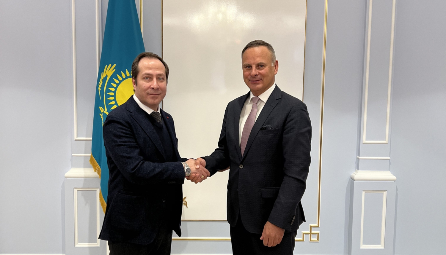 Kazahstānas vēstnieks Timurs Primbetovs un Satiksmes ministrijas valsts sekretāres vietnieks Uldis Reimanis