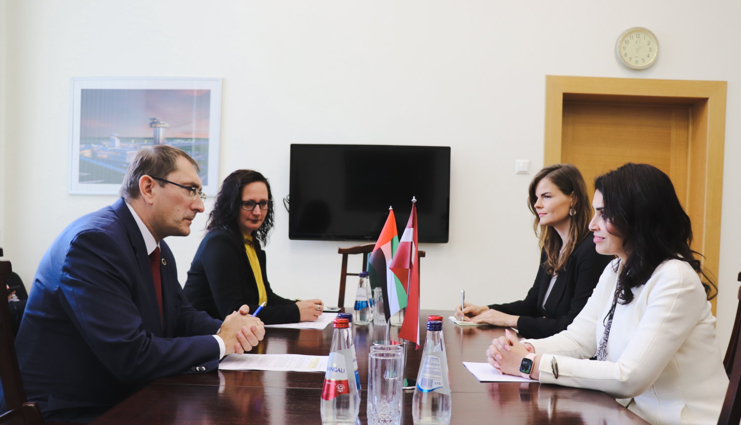 Satiksmes ministrs tiekas ar Apvienoto Arābu Emirātu vēstnieci
