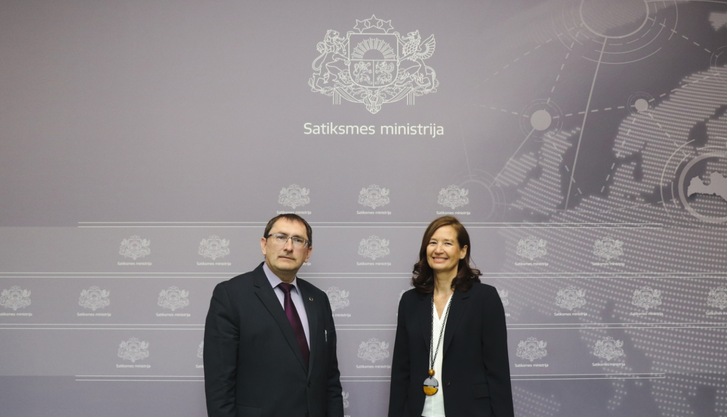 satiksmes ministrs un spānijas vēstniece