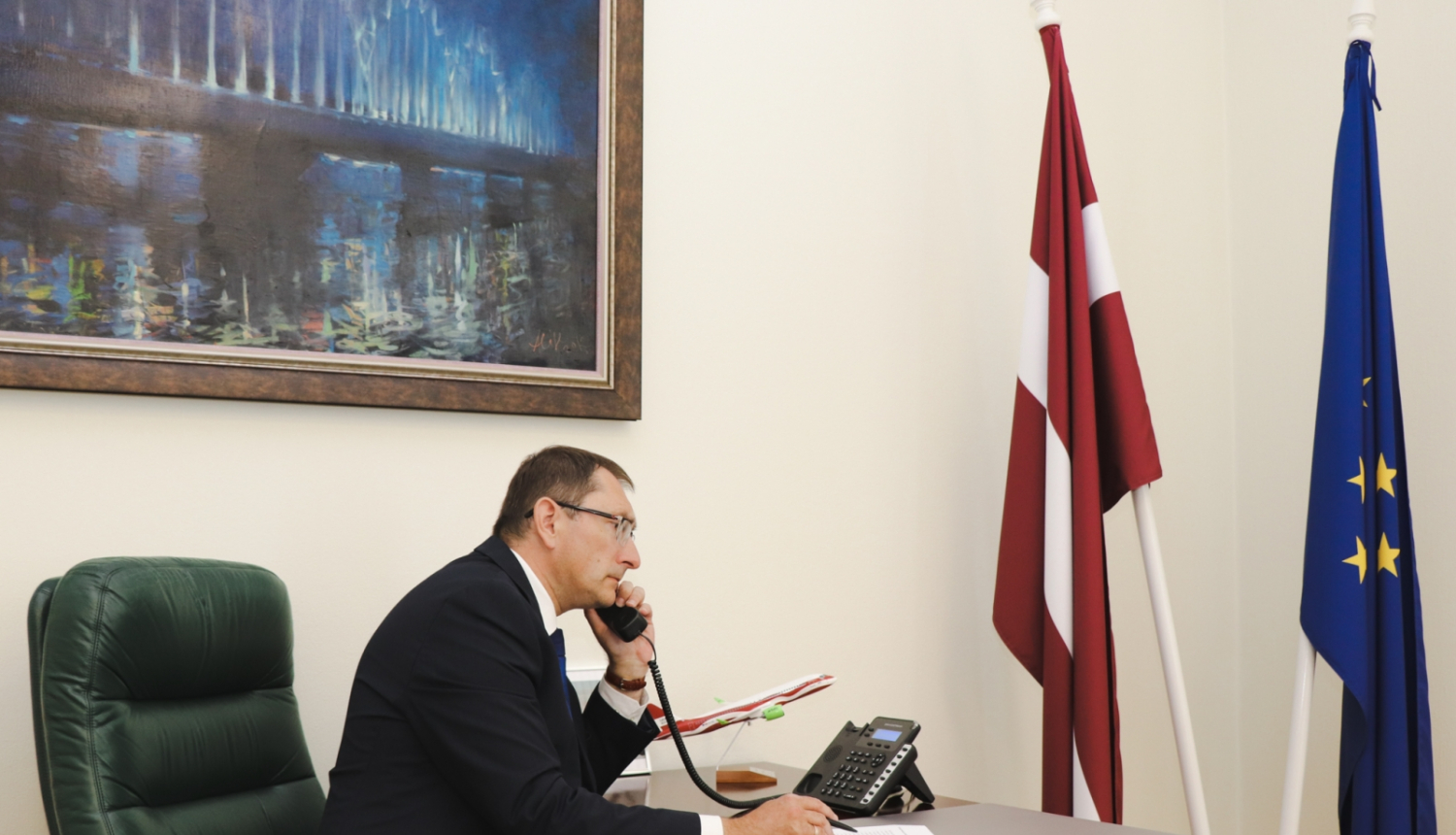 satiksmes ministrs Tālis Linkaits pie telefona