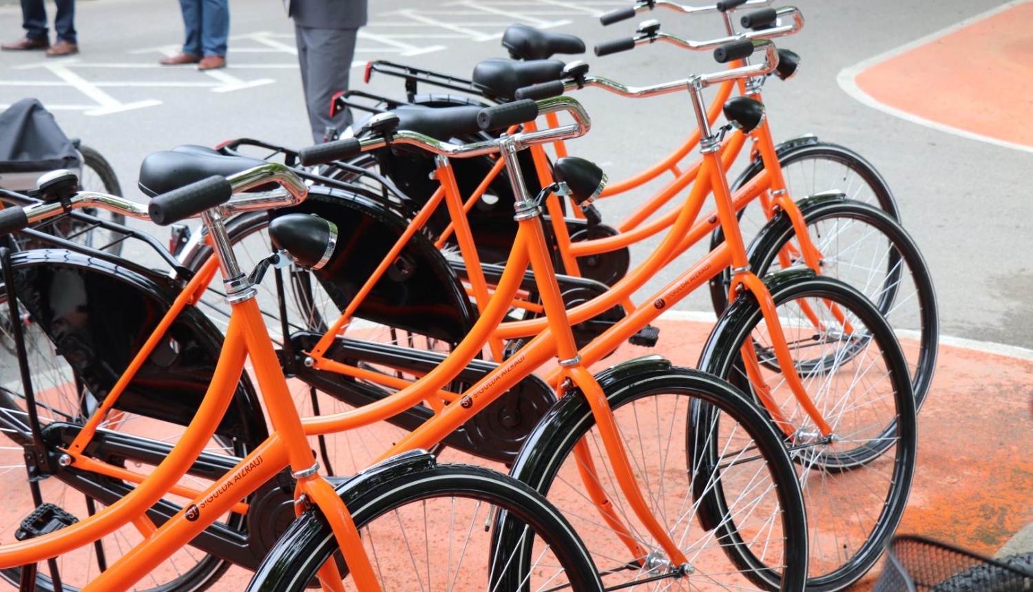 oranži velosipēdi Siguldas veloielas atklāšanas pasākumā