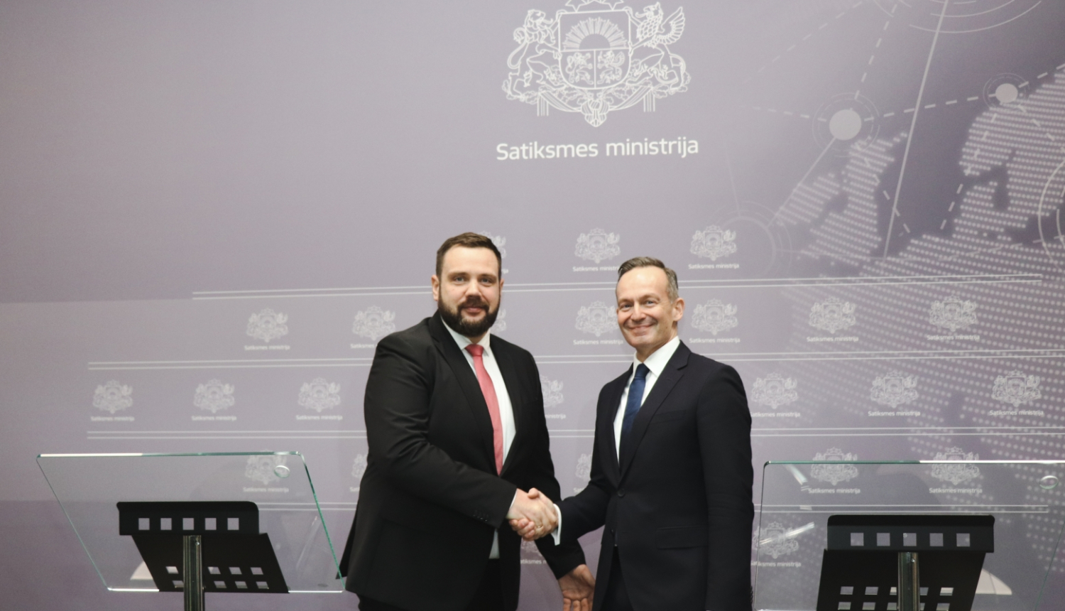 Satiksmes ministrs Jānis Vitenbergs sarokojas ar Vācijas digitālas infrastruktūras un satiksmes ministru Dr. Folkeru Visingu