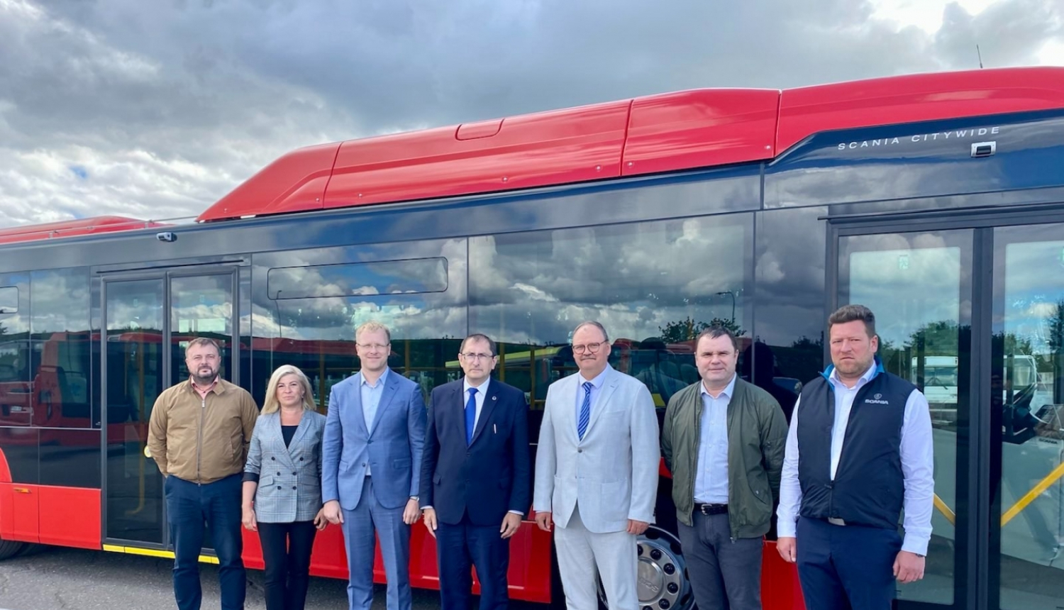 cilvēku grupa pie autobusa