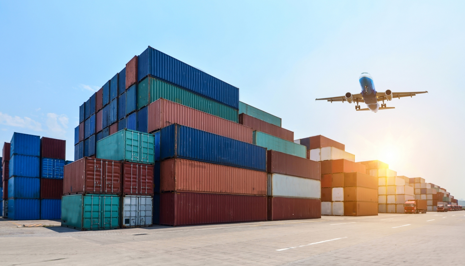 kravu konteineri ar lidmašīnu fonā