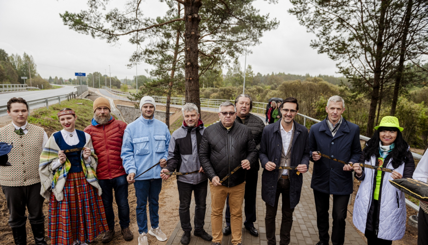 Jēkabpils novadā atklāta jaunā gājēju un velobraucēju infrastruktūra un atjaunotais tilts pār Pelītes upi