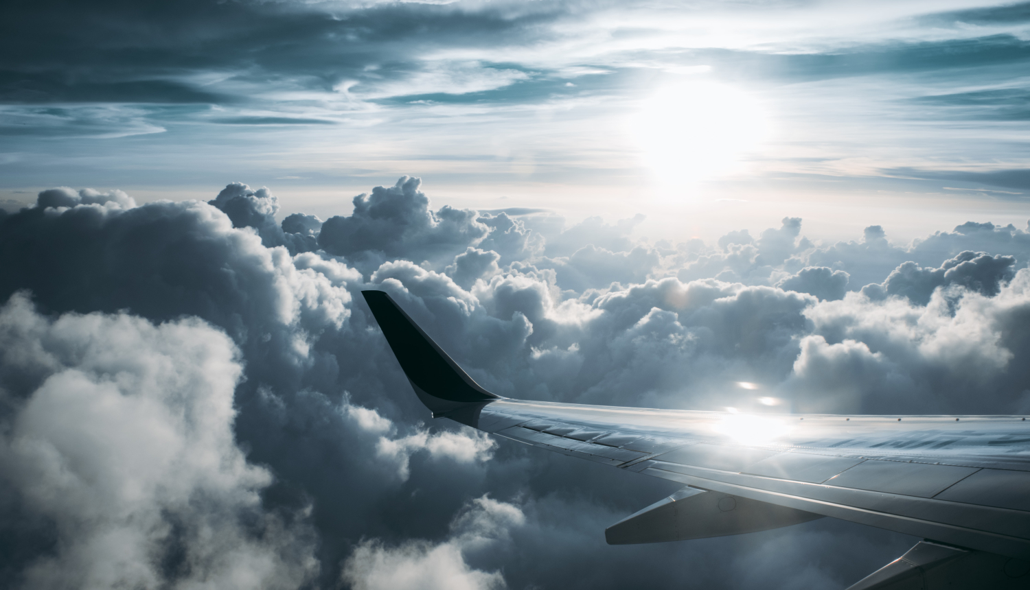 lidmašīnas spārns mākoņos