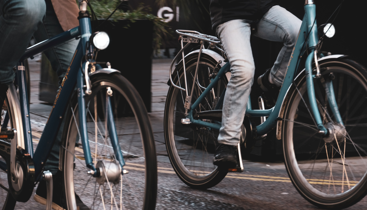 velosipēdisti ielās