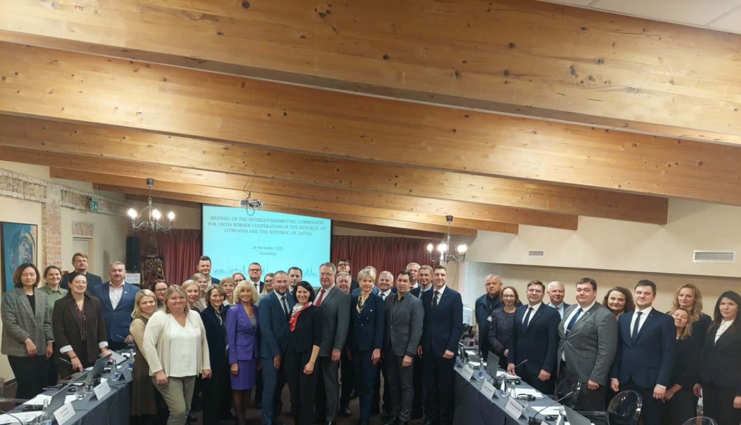 Kopbilde ar dalībniekiem, kuri Paņevežā pārrunā Latvijas un Lietuvas savienojamības jautājumus un starpvalstu mobilitātes attīstību