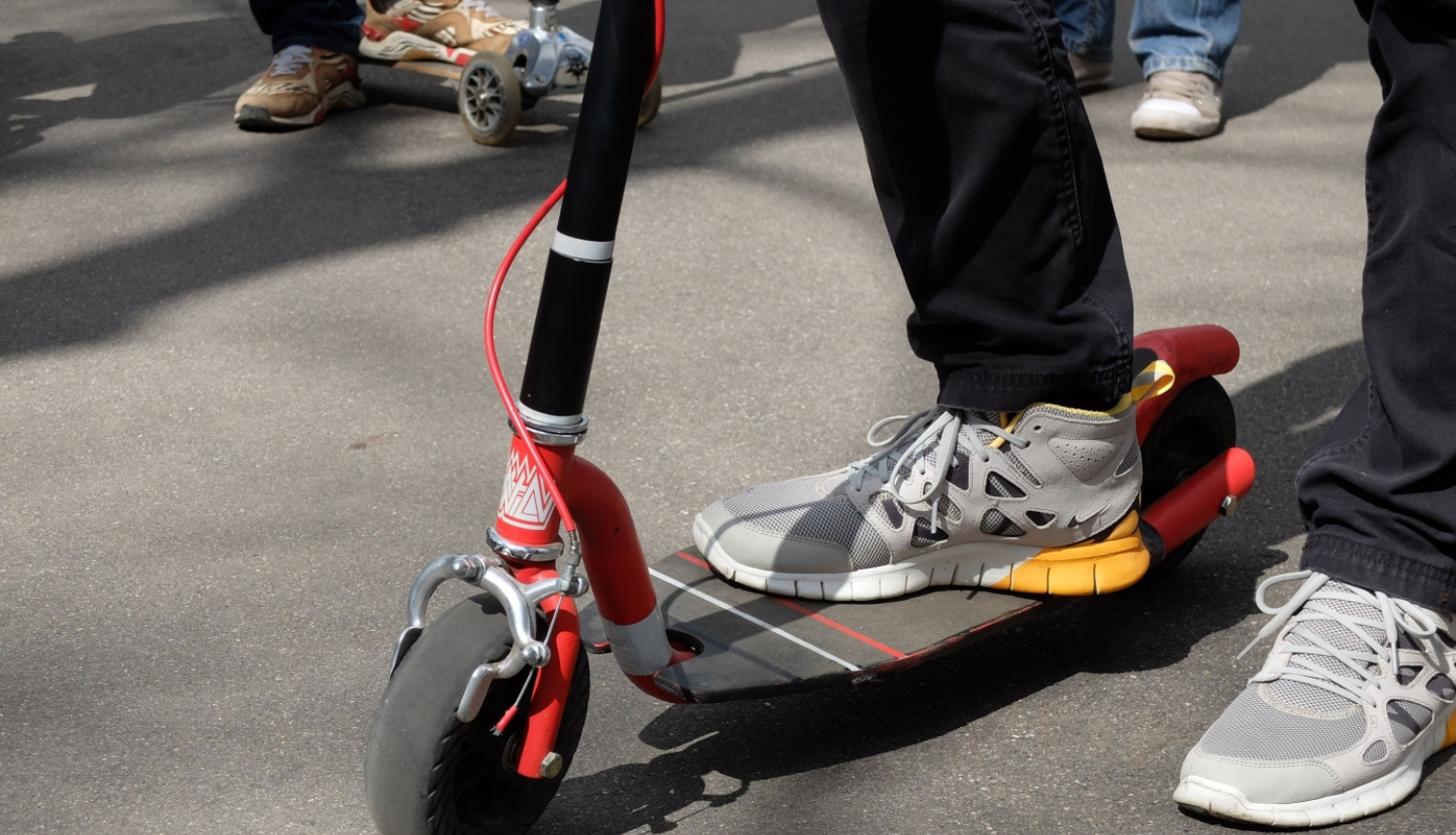 kājas uz elektriskā skrejriteņa