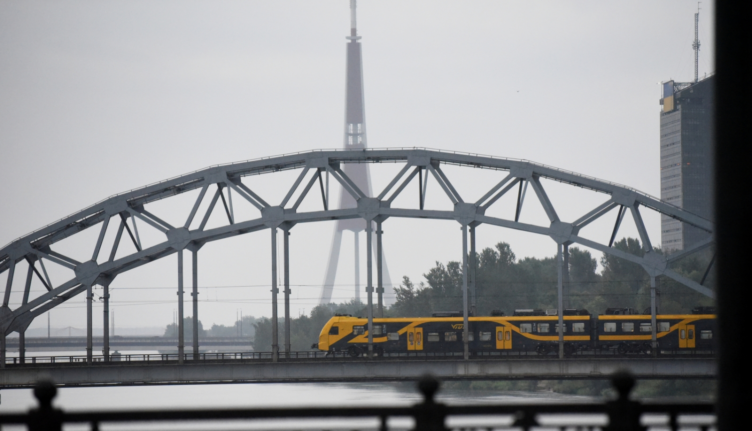 Elektrovilciens "Vivi" uz Dzelzceļa tilta