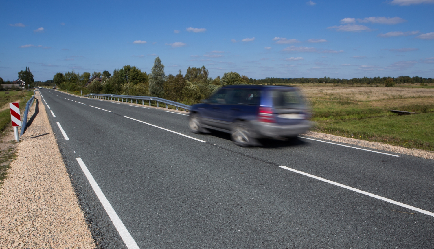 auto uz ceļa