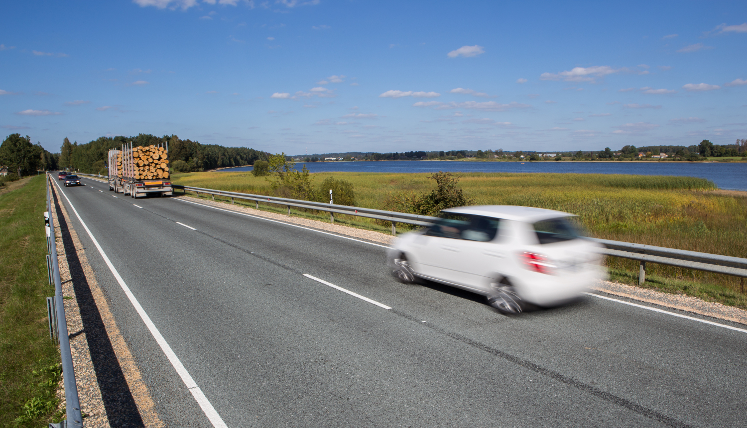 automašīnas uz šosejas