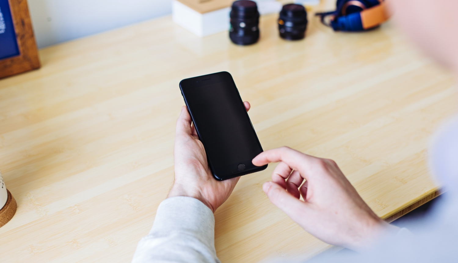 persona tur rokās viedtālruni