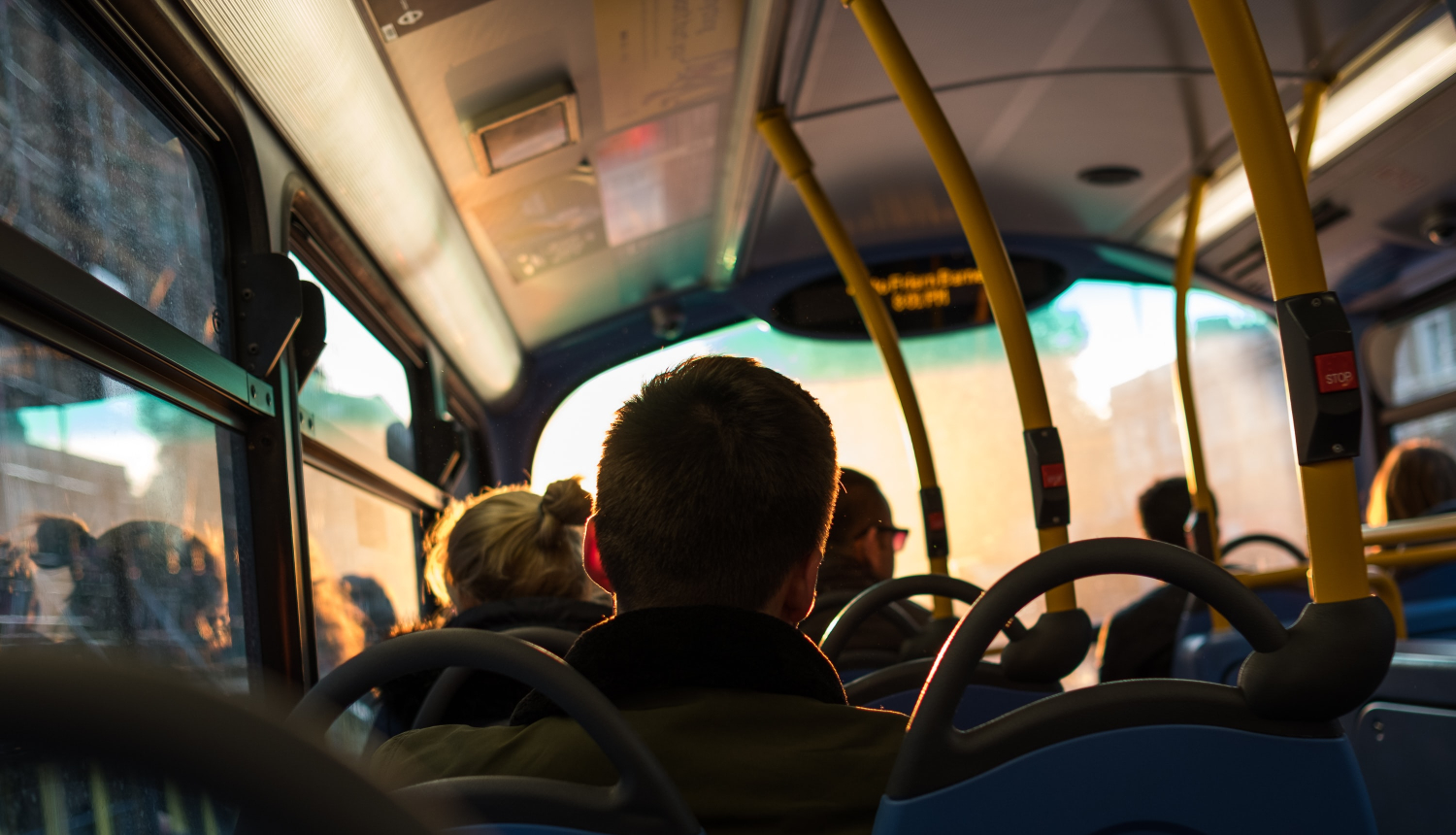 siluets sabiedriskajā transportā