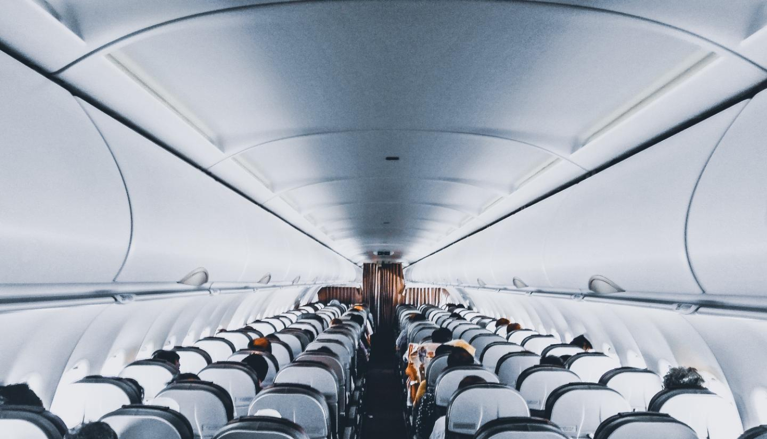 lidmašīnas salons ar pasažieru sēdvietām