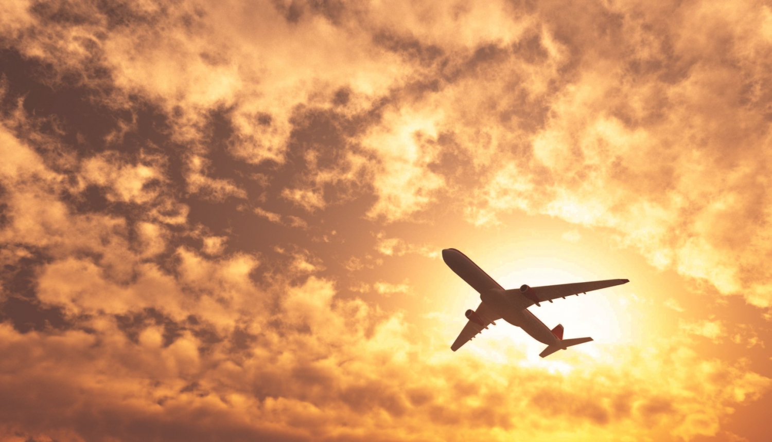 lidomašīna saulrieta mākoņos