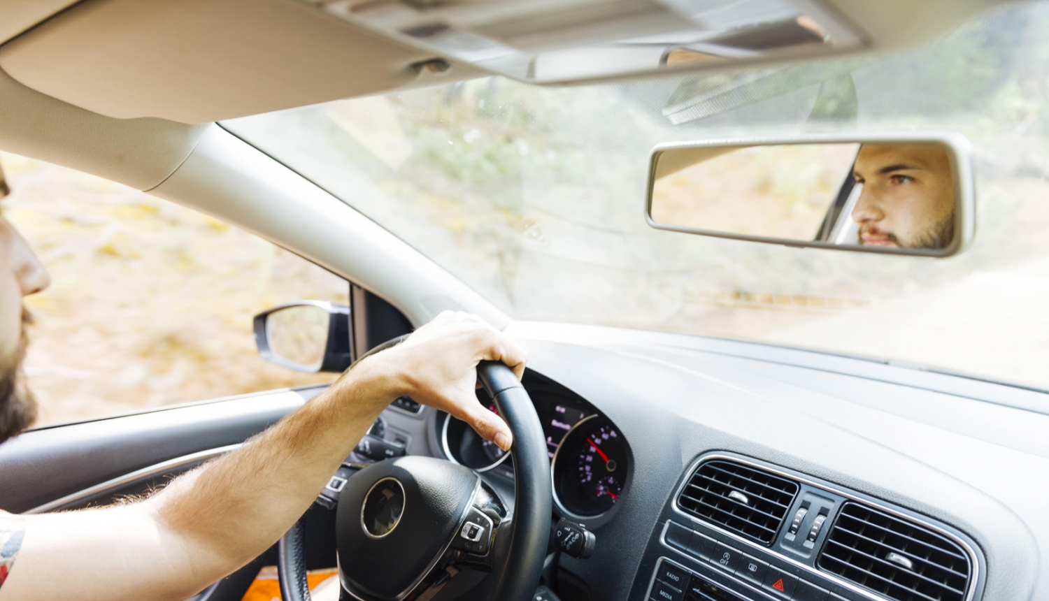 vīrietis pie stūres