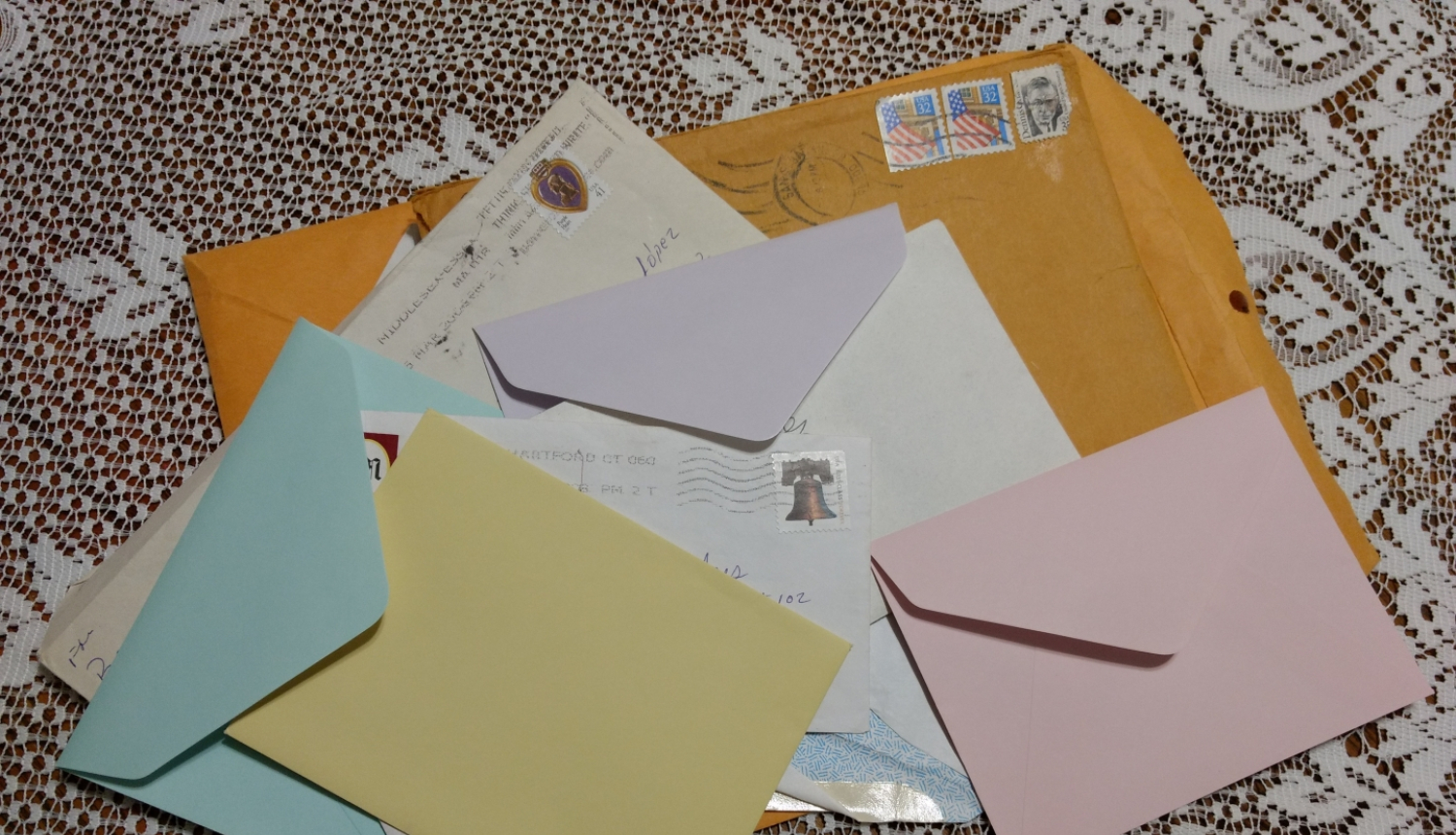 kaudze ar aploksnēm uz rakstainas segas