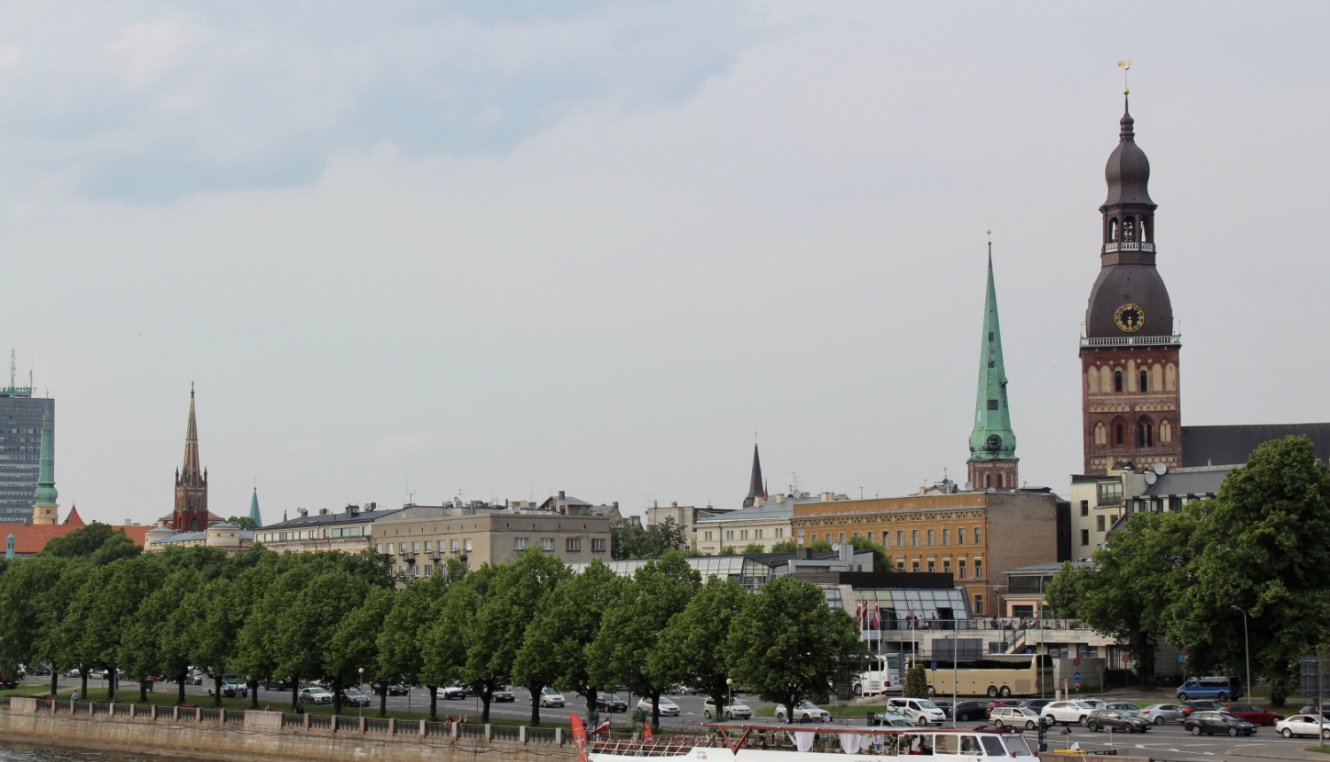 skats uz rīgas krastmalu vasarā