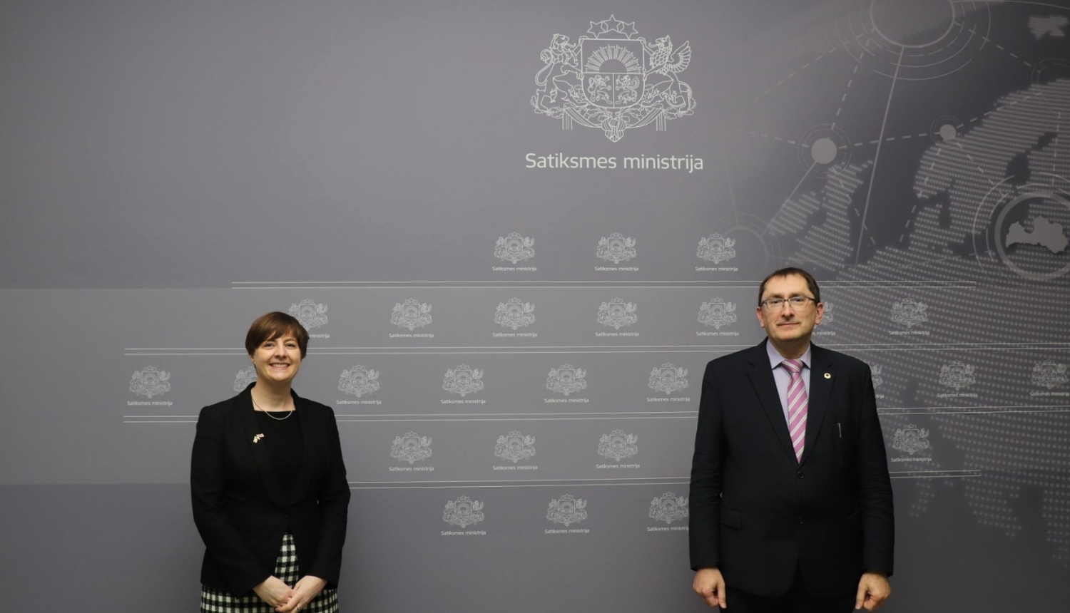 satiksmes ministrs un īrijas vēstniece