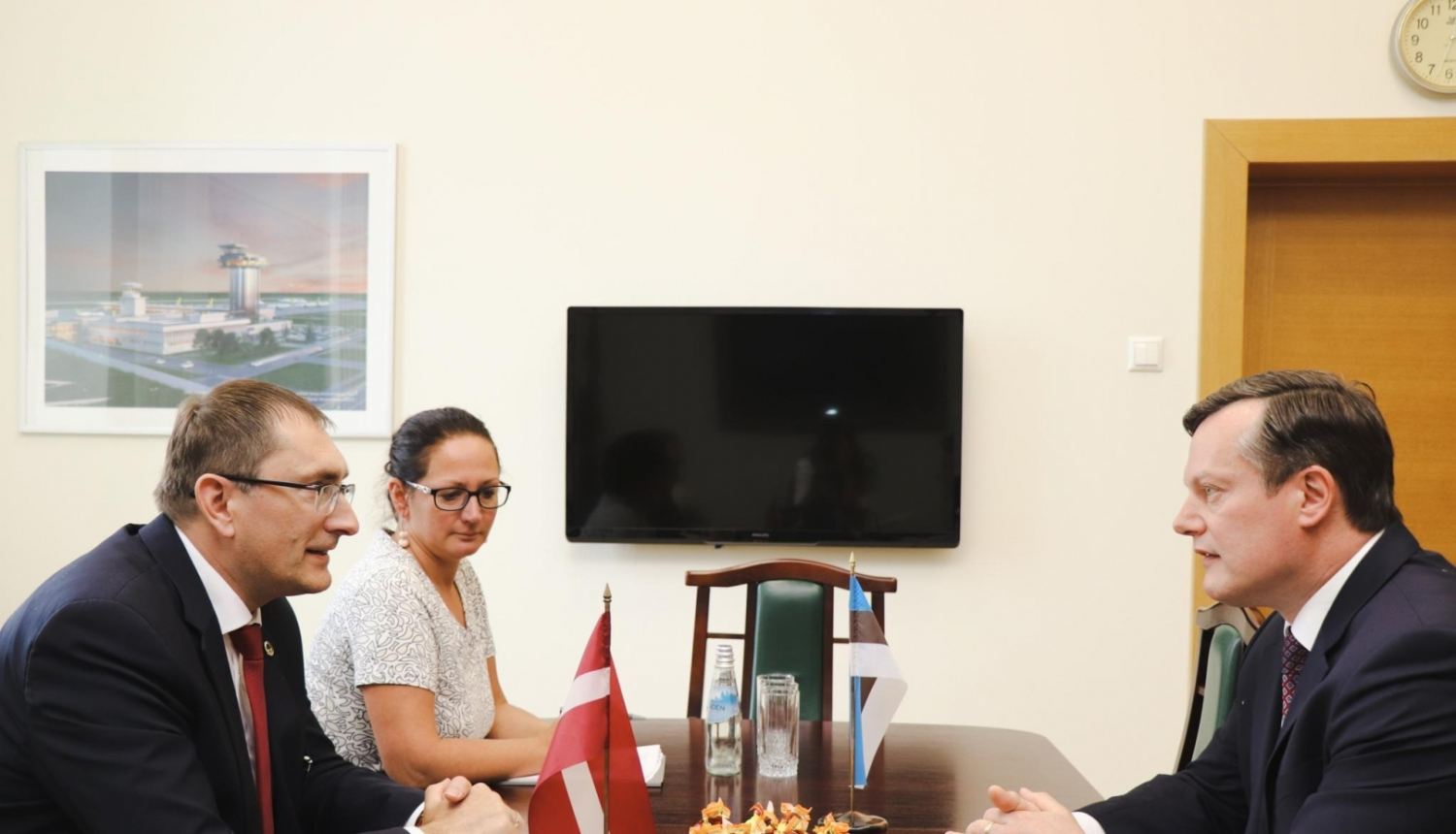 satiksmes ministrs un igaunijas vēstnieks