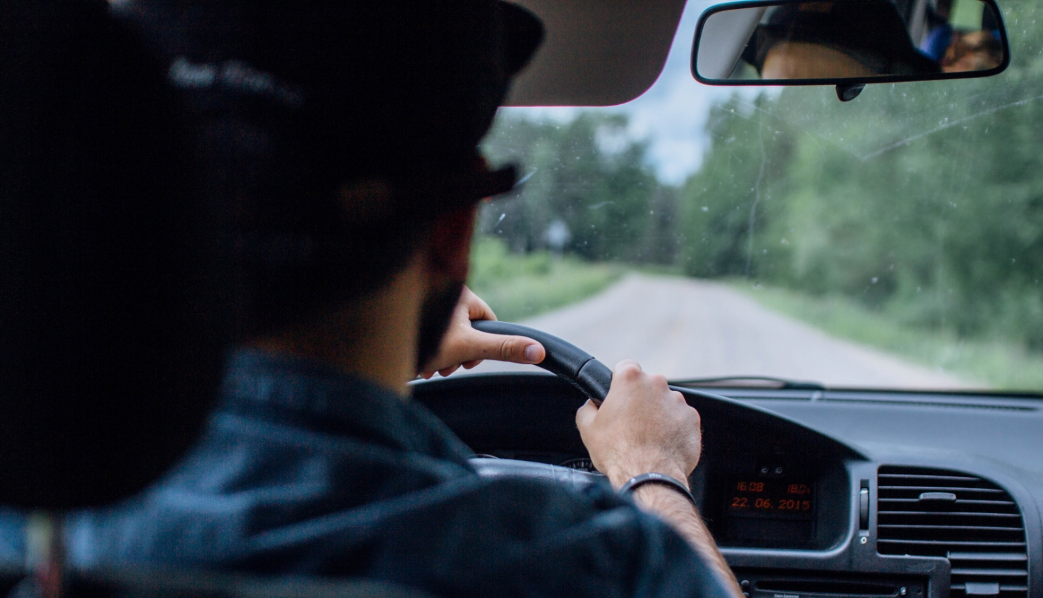 skats uz autovadītāju no mugurpuses