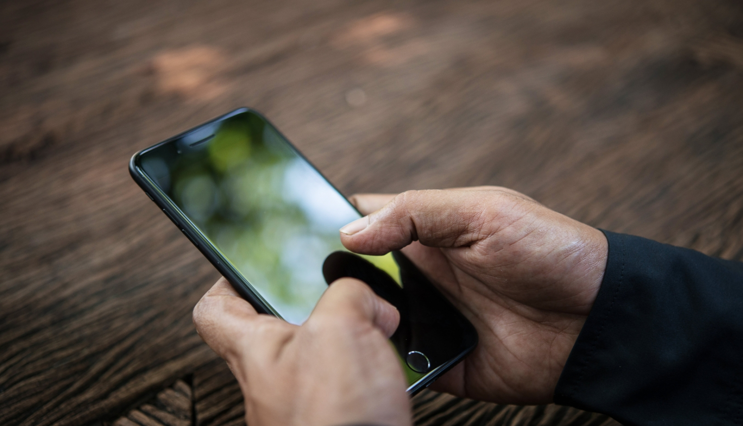 telefons vīrieša rokās