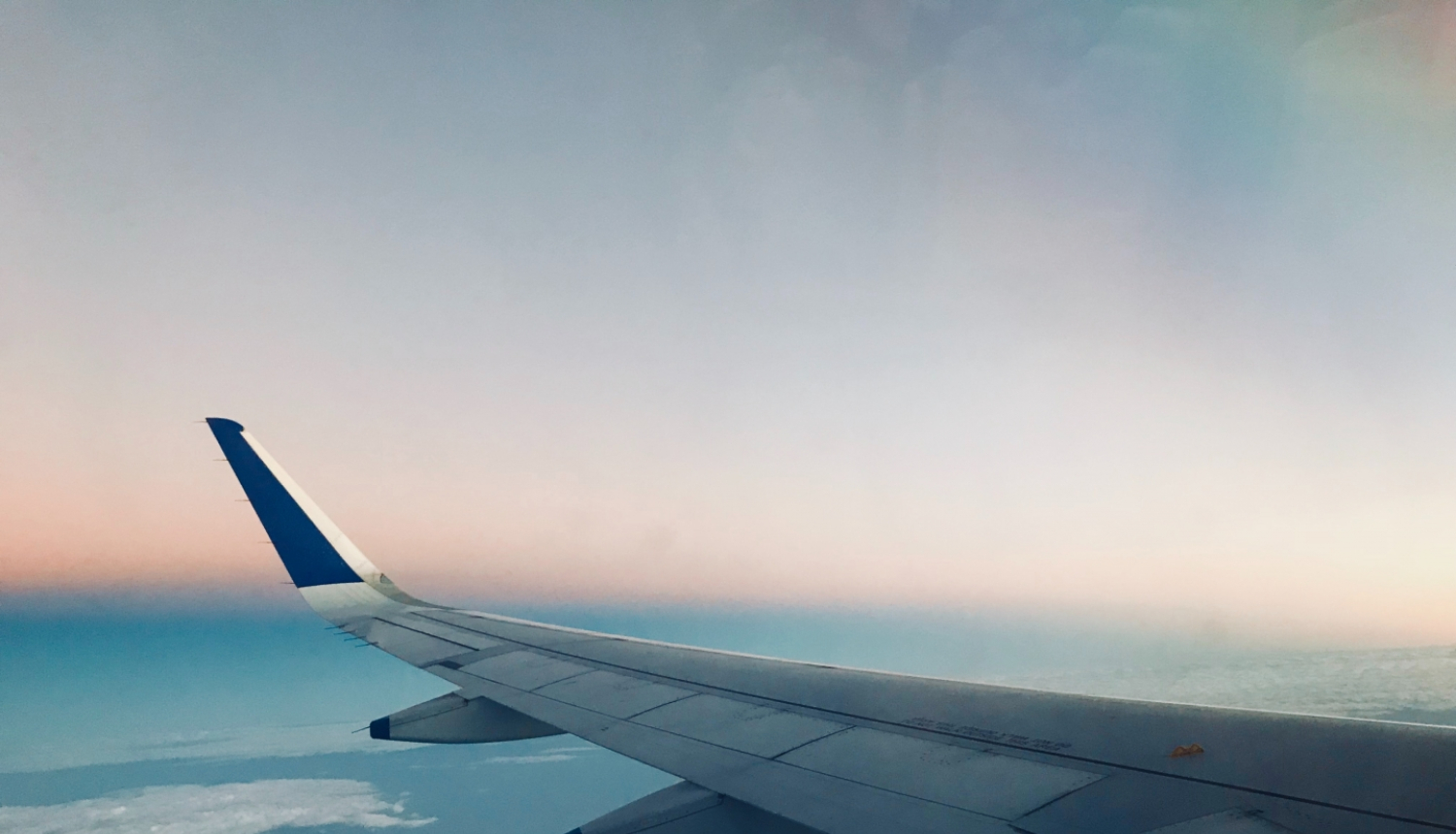 lidmašīnas spārns uz zila fona