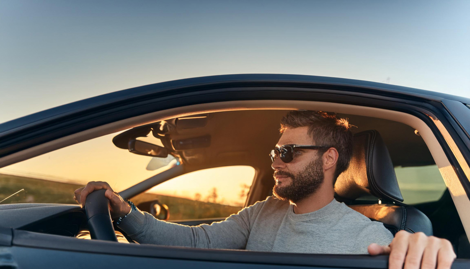 vīrietis auto mašīnā pie stūres