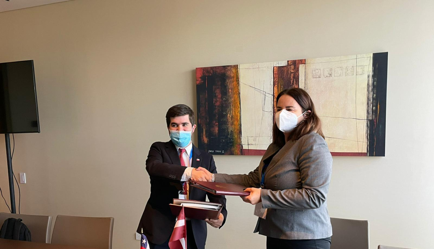 sieviete un vīrietis sarokojas