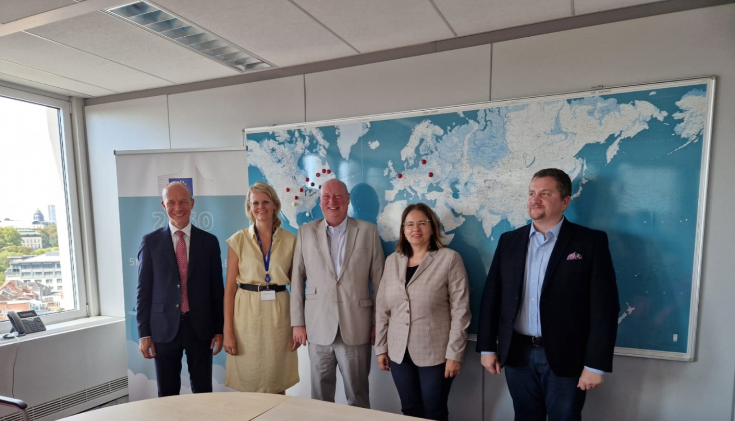 cilvēku grupa pie kartes