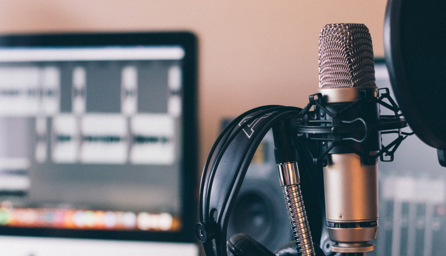 ilustratīvs attēls attēls ar radio ierakstu studiju