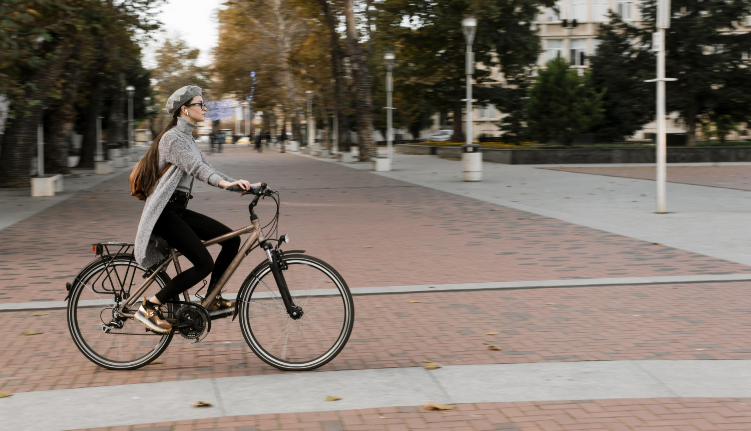 sieviete uz velosipēda