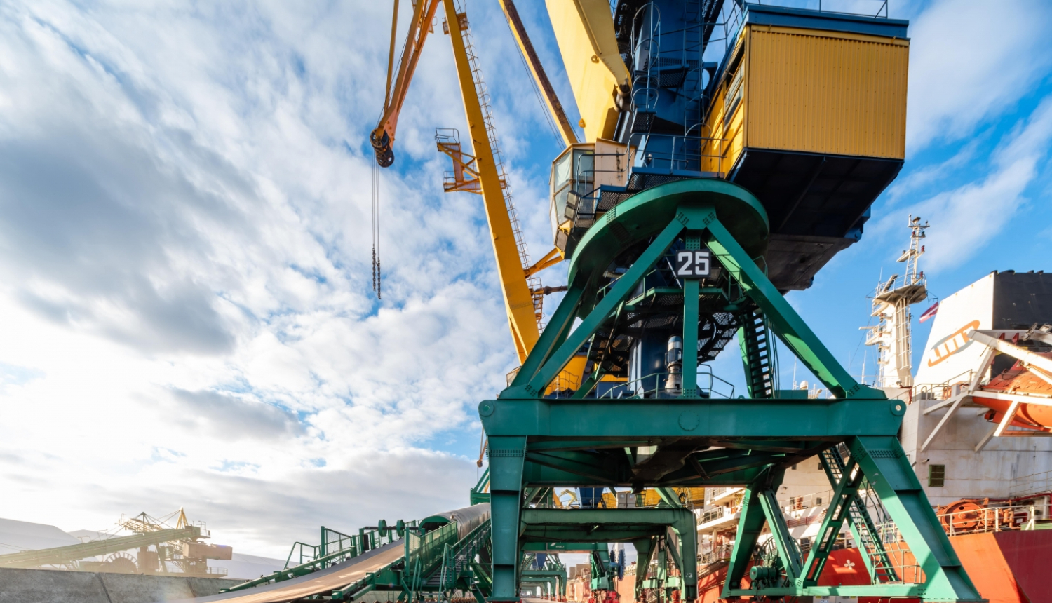 kravu pārkraušana ostā