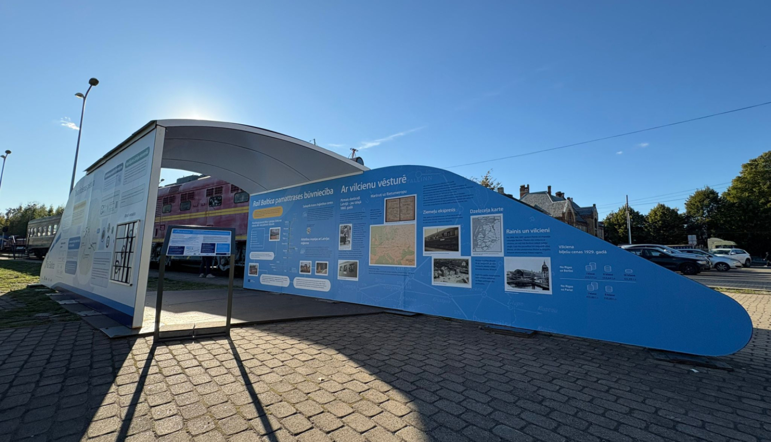 Rail Baltica izstāde. Tā ir veidota vilciena formā un uz tās ir izvietota informācija.