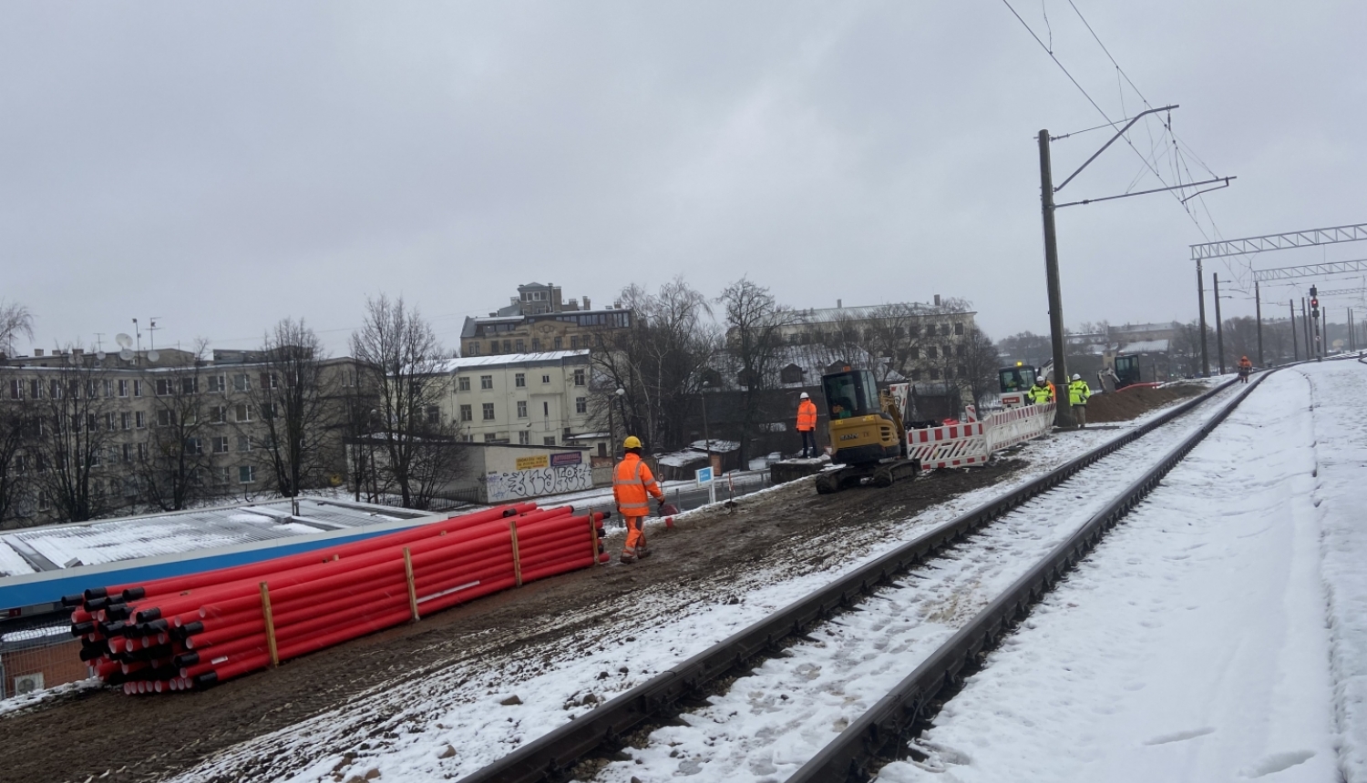 strādnieki Rail Baltica būvlaukumā