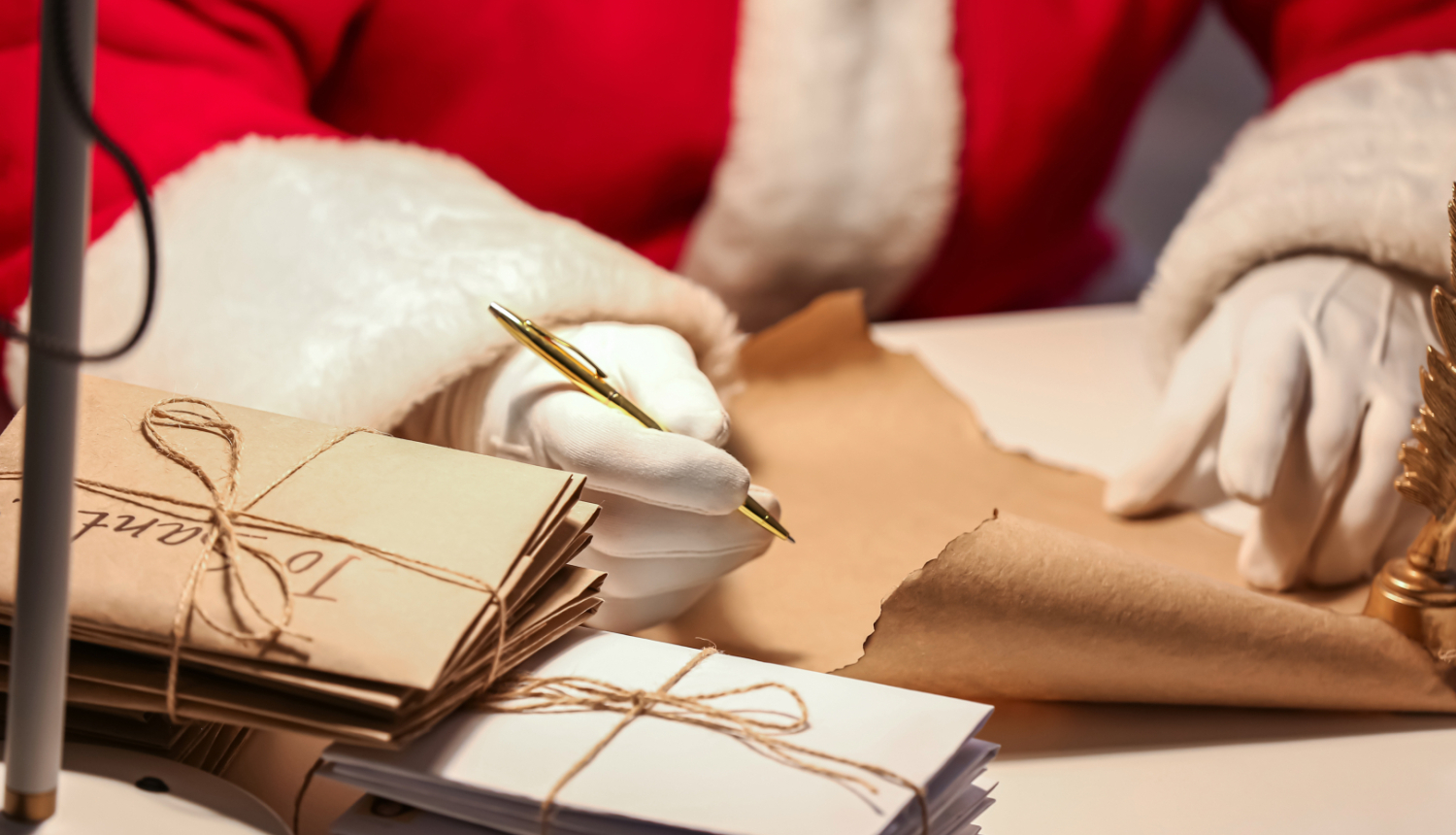 Salavecīša rokas raksta vēstuli. Tām priekšā rēgojas jau vairākas sarakstītas vēstules