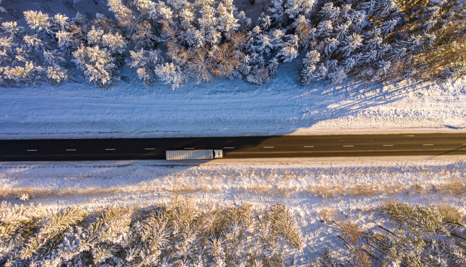 Skats no augšas uz kravas auto uz ceļu ziemā