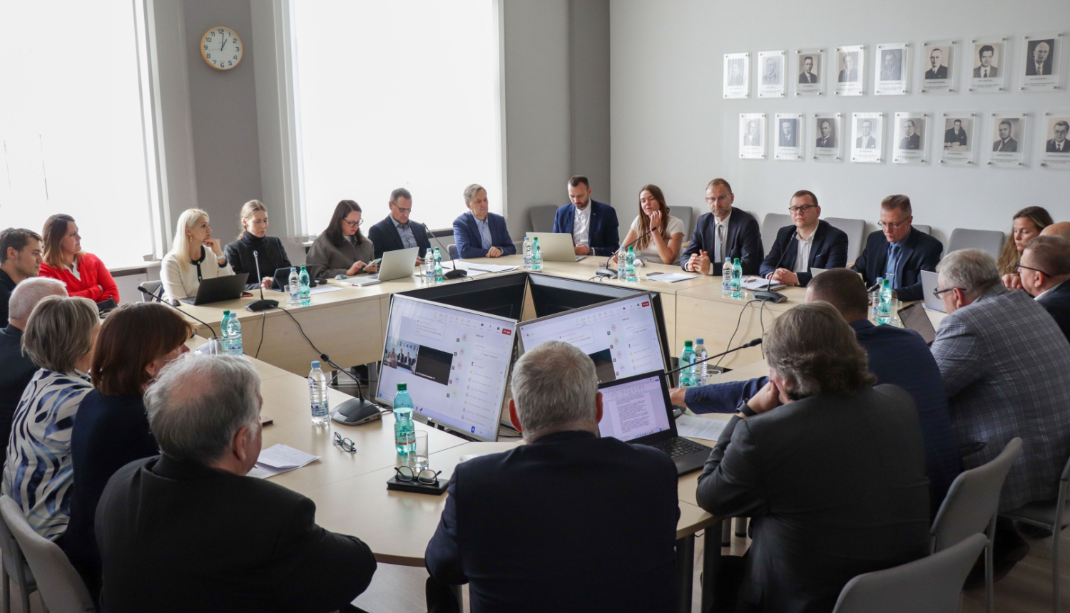 Latvijas Pašvaldību savienība un ministrs sēž pie apaļā galda un apspriežās